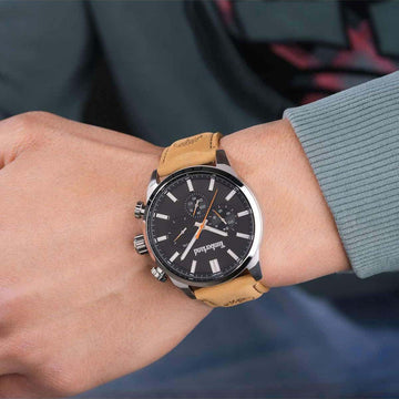Αντρικό ρολόι Timberland Henniker II TDWGF0028701 με ταμπά δερμάτινο λουράκι και μαύρο καντράν διαμέτρου 46mm και ημέρα-ημερομηνία.